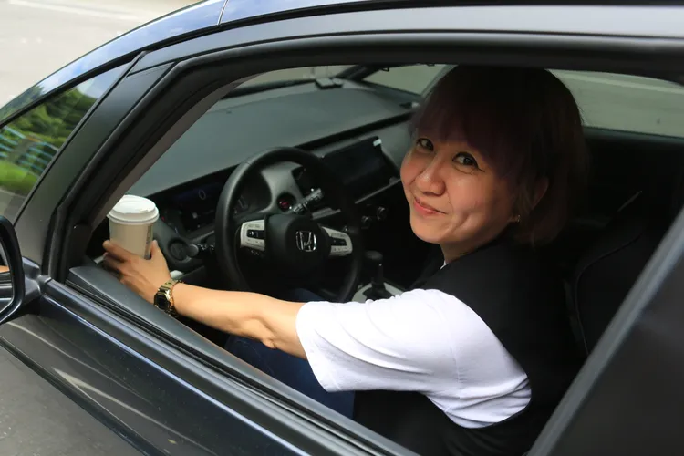 林小姐表示，現在只要把車靠路邊電腦打開，FIT就是她的行動辦公室，而在出風口前的杯架還可以為飲料保冰，是她特別喜歡的配備。林浩昇攝