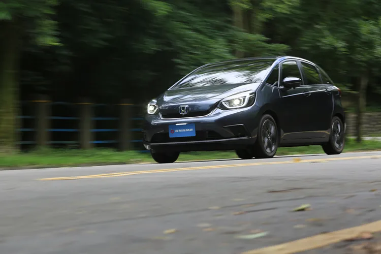 和傳統油電車不同的是，Honda FIT e:HEV是以電為主、油為輔的運作模式，更趨近於純電車的駕駛特性。林浩昇攝
