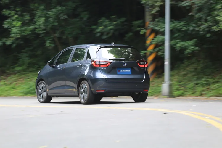 FIT e:HEV在開發時即以日常使用經濟性為設計理念，因此在市區行駛時每公升最高可繳出39.57公里的驚人油耗表現，同事也紛紛對於這台車的省油程度嘖嘖稱奇。林浩昇攝