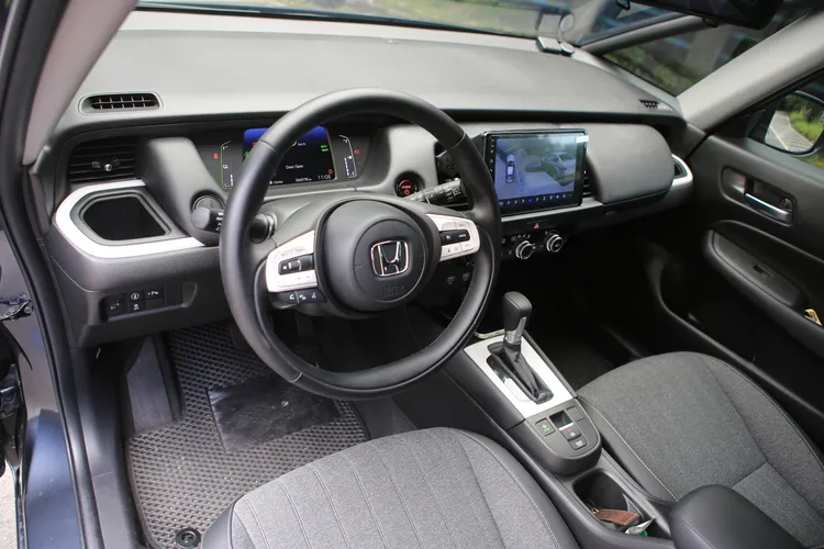 Honda FIT簡約的日式座艙設計，呈現出多層次的視覺質感，林小姐表示就像溫馨的客廳感覺放鬆愜意。林浩昇攝