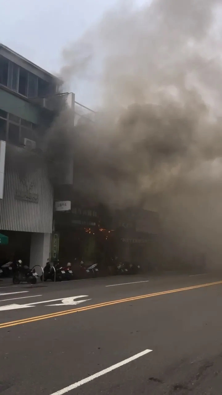 起因初步研判為燒肉店騎樓天花板內電線走火。民眾提供