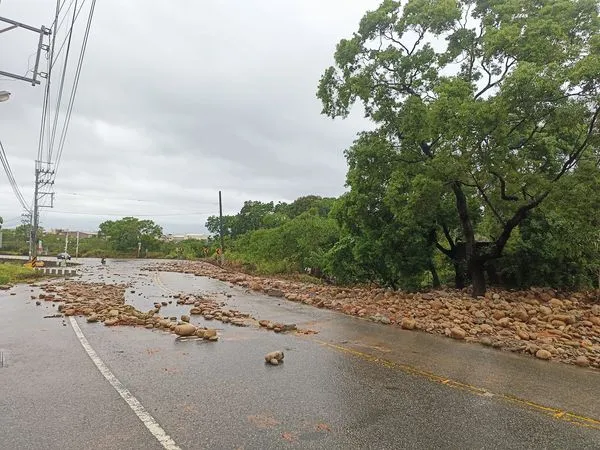 清水區和睦路二段與舊庄路口道路邊坡大量土石衝到道路中央。翻攝臉書「清水小鎮」