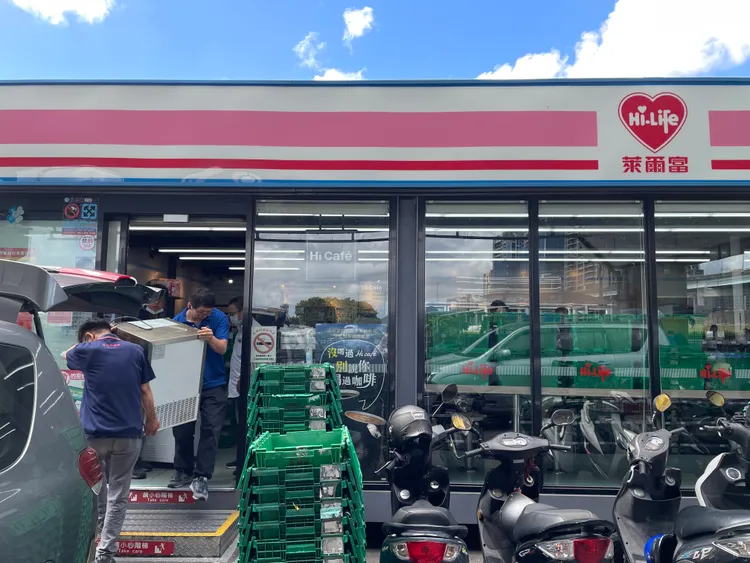 目前預計下午15:00開始進行門市本體撤離作業。萊爾富提供