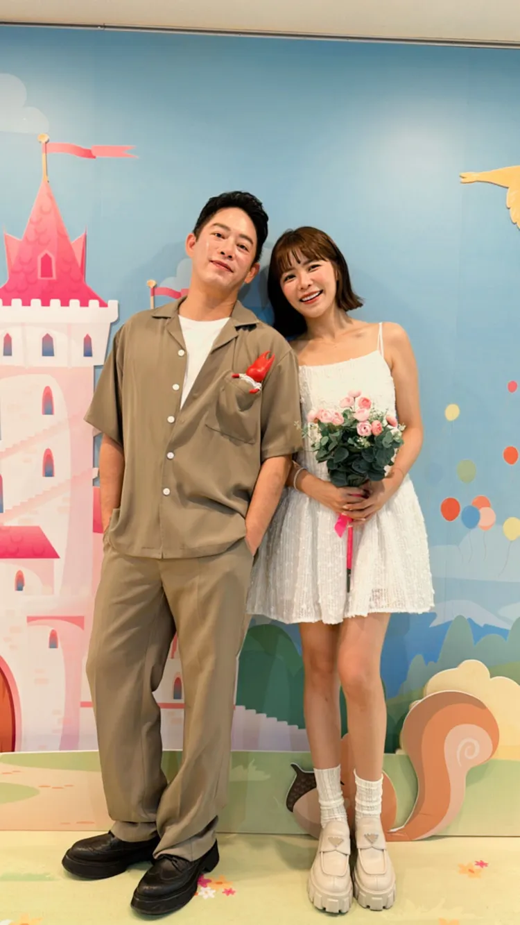 林萱瑜（右）613跟Junior 登記結婚，小鬼的公仔也在。