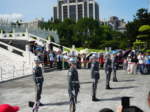 中正纪念堂三军仪队被绿营害惨?柯志恩轰:顾立雄先示范耐热训练