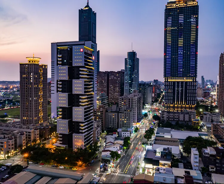 亞洲新灣區內近年來許多預售屋成交5-6字頭，若能以3字頭卡位百坪豪宅，等於變相買在相對低點。本業建設提供