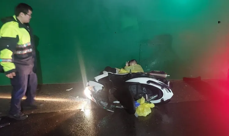 范男自撞水門摔車。民眾提供