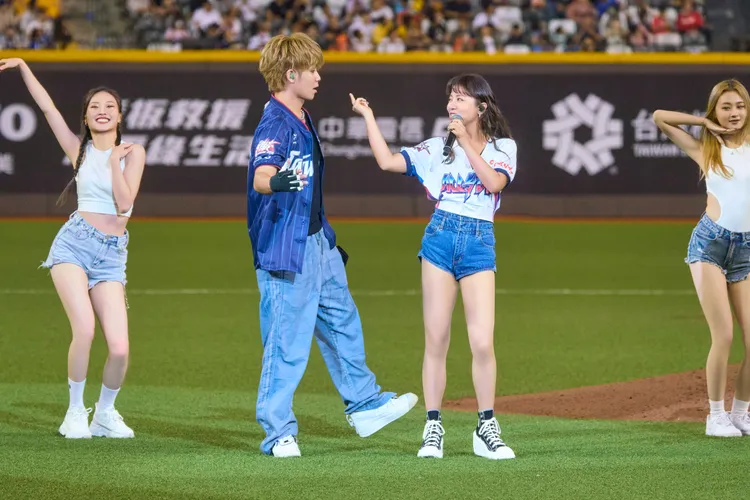 鼓鼓（左）和丁噹合唱。相信音樂提供