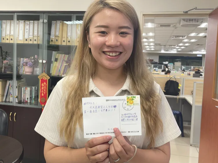 陳佳伶收到案主分享人生第一個小百岳明信片。張沛森攝