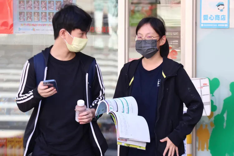 化學科題目包含臭氧層破壞、質柴油取代石化柴油等議題。彭欣偉攝