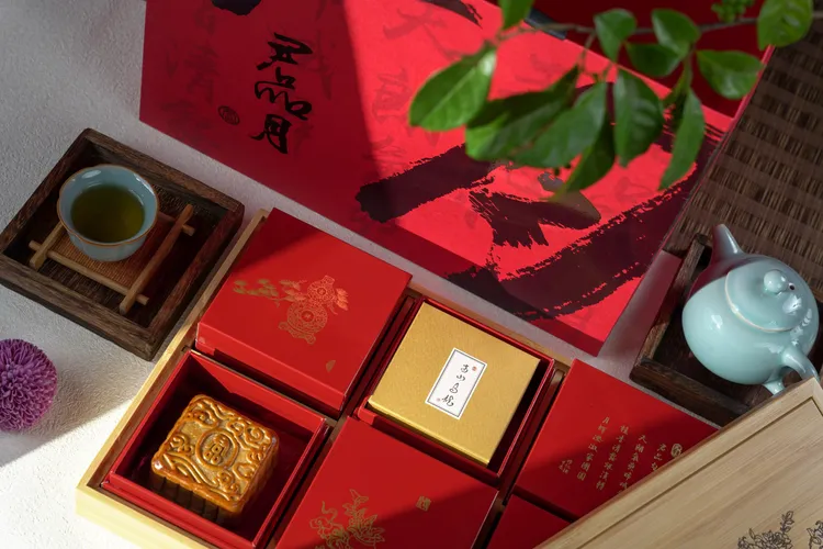 君品酒店「明月共嬋娟」月餅禮盒有一款台灣高山烏龍茶及五款廣式月餅，口味為「東方美人瓜仁」、「棗泥核桃」、「伍仁堅果」、「豆沙栗子」及「干貝XO」。業者提供