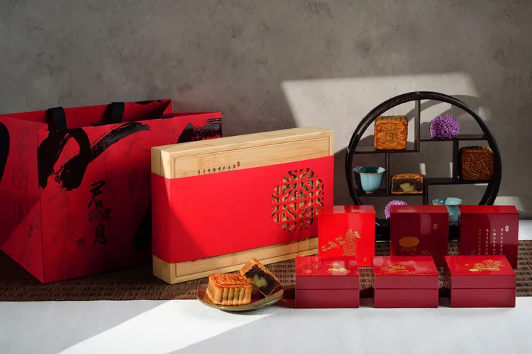 君品酒店以「明月共嬋娟」月餅禮盒為中秋獻禮，每盒售價3280元。業者提供