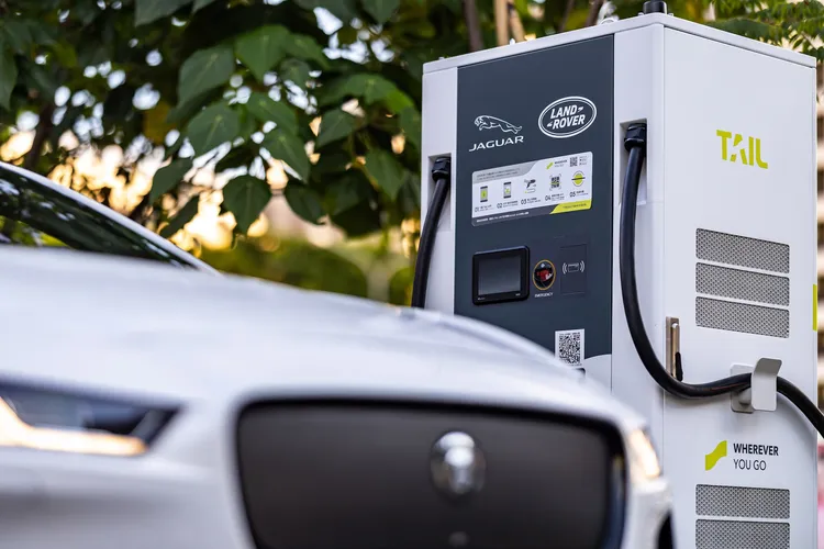九和台北全面升級的服務廠設置 DELTA 台達電 200kW DC 直流雙槍充電樁硬體設備，車主或客戶可透過 TAIL 特爾電力 APP 操作為愛車進行充電。圖/業者提供