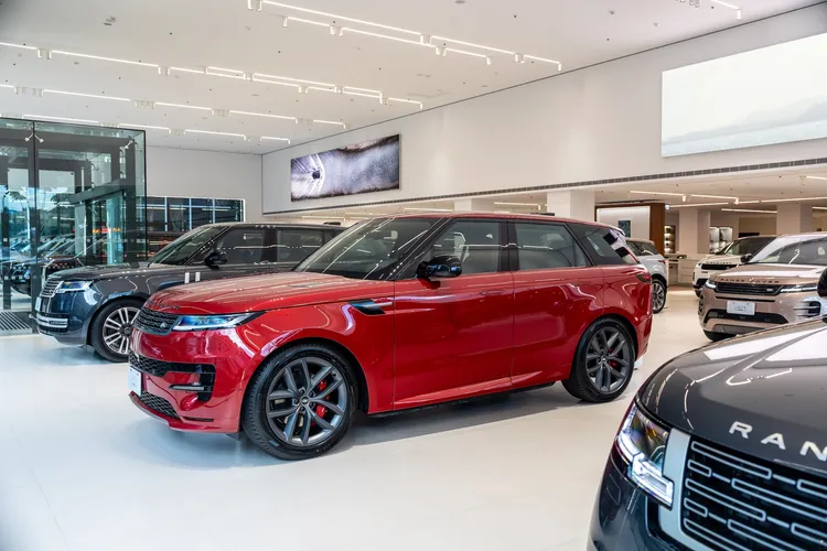 展示空間配置Range Rover、Defender、Discovery 品牌新車與原廠認證中古車展示空間，讓消費者能完整體驗品牌車系各種車型選項。圖/業者提供