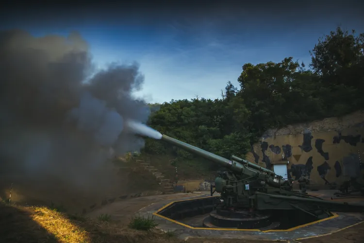 240榴砲素有「雷霆砲王」美名，為國軍現役口徑最大火砲。國防部提供