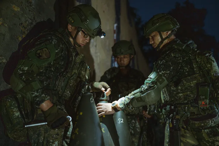 官兵實施彈藥檢整，確保射擊任務遂行。國防部提供