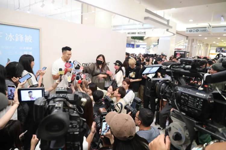 「行走費洛蒙」瘦子出席記者會，現場媒體擠爆。娛樂中心攝