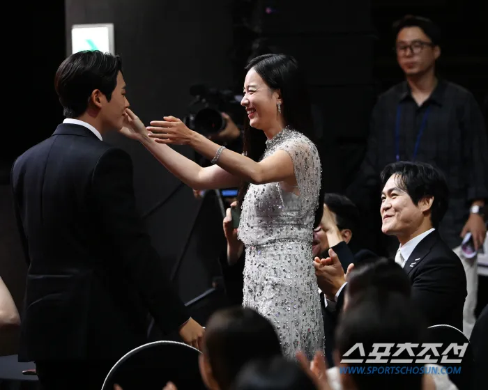 韓孝周（右）給「兒子」李正河大大的擁抱。翻攝朝鮮體育