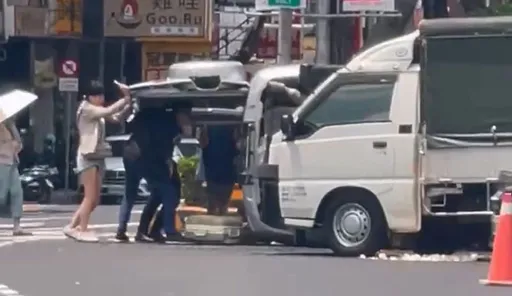 台中20歲新手女駕駛載友出遊 疑未讓直行車!路口被撞翻釀4傷