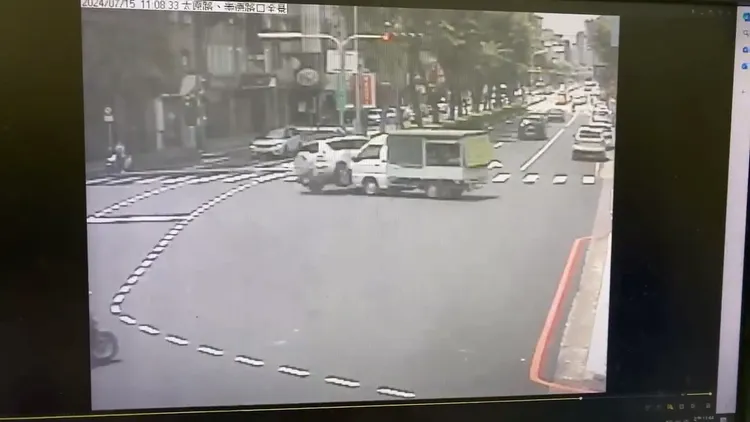 休旅車當時是從對向左轉，並非闖紅燈。民眾提供