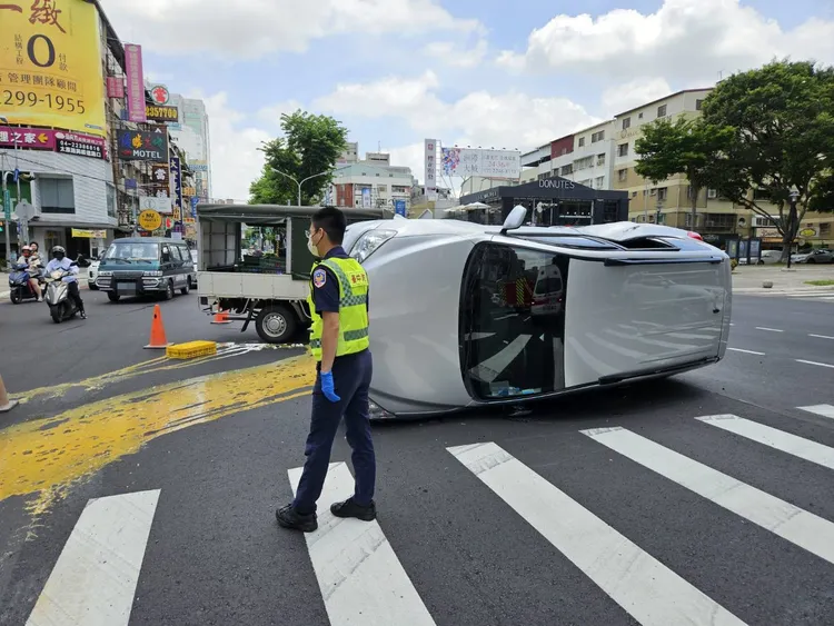 休旅車被撞側翻在馬路上。民眾提供