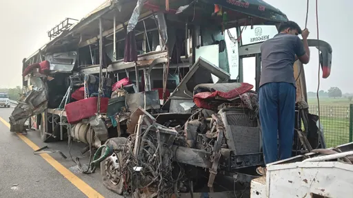 屍體四散!印度臥鋪公車遭撞 現場混亂至少18死19傷