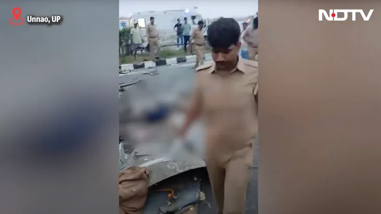 車禍現場充滿了圍觀的人潮、搜救人員和四散的屍體。翻攝自新德里電視台