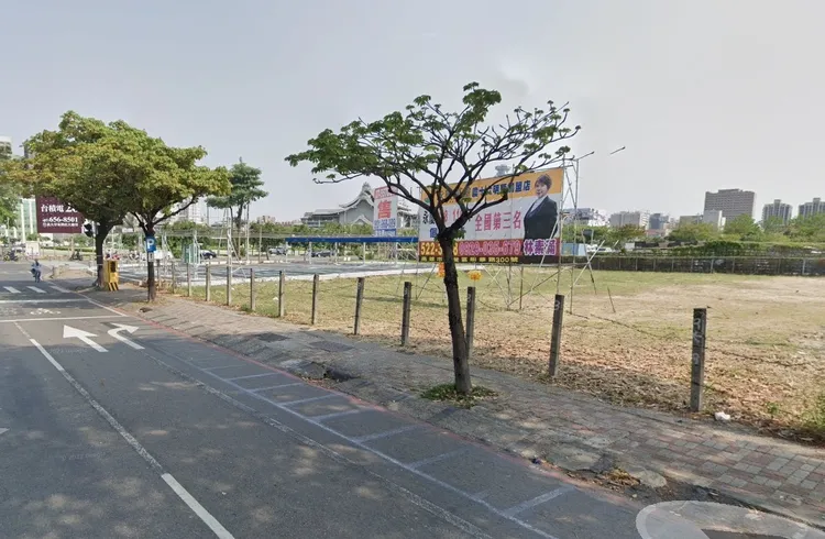 該筆土地位於大順路沿線，區段有著投資額高達800億元，3場百貨開發案。翻攝google map