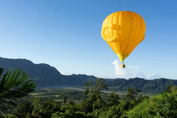 C Lock Balloon以品牌經典C字元素搭配活力澄黃呼應本季主題。品牌提供