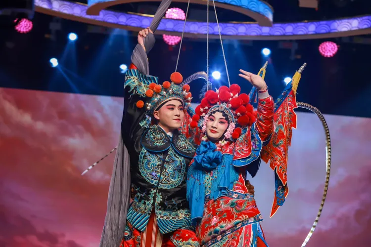 林義芳的女兒林宜禾（右）和黃新皓盤旋在空中，上演傳統戲曲《代戰公主》。民視提供