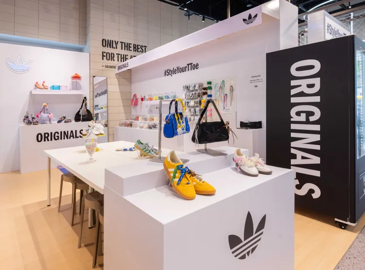 信義品牌概念店打造「StyleYourTTOE原創改造工具間」。品牌提供