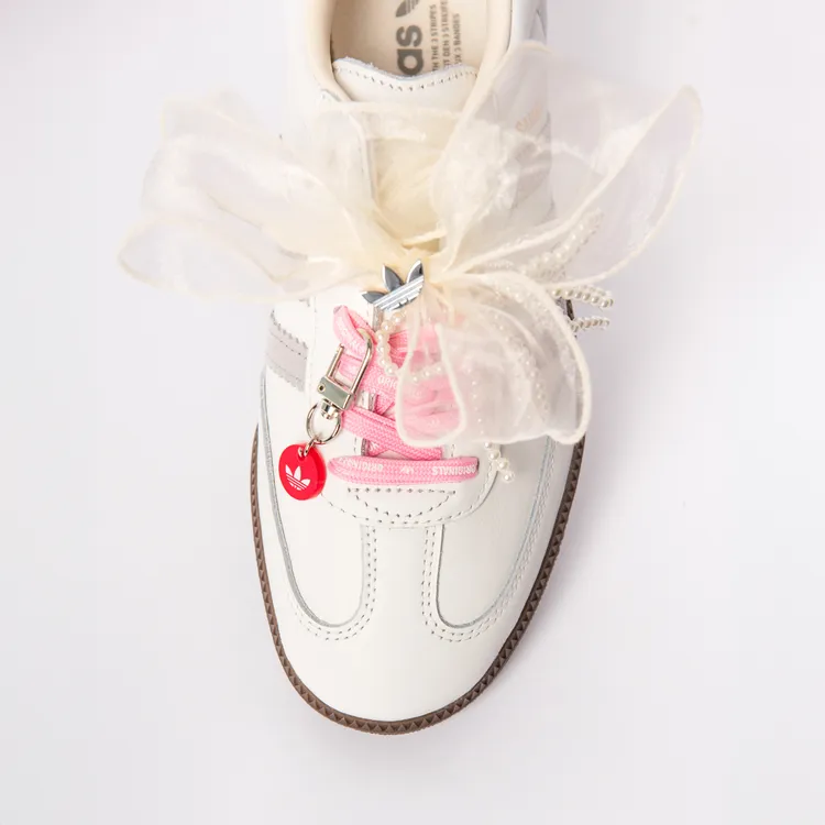 adidas Originals端出三葉草鞋扣、三葉草monogram多彩鞋帶。品牌提供