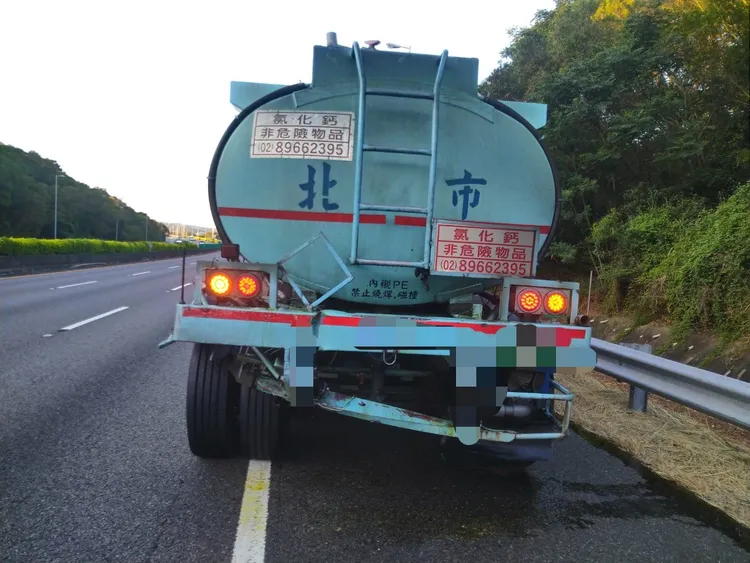 現場疑似轎車追撞槽車造成事故。民眾提供