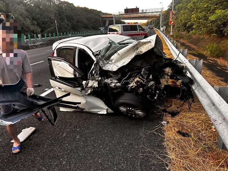自小客車車頭全毀，車內4人輕重傷送醫。民眾提供