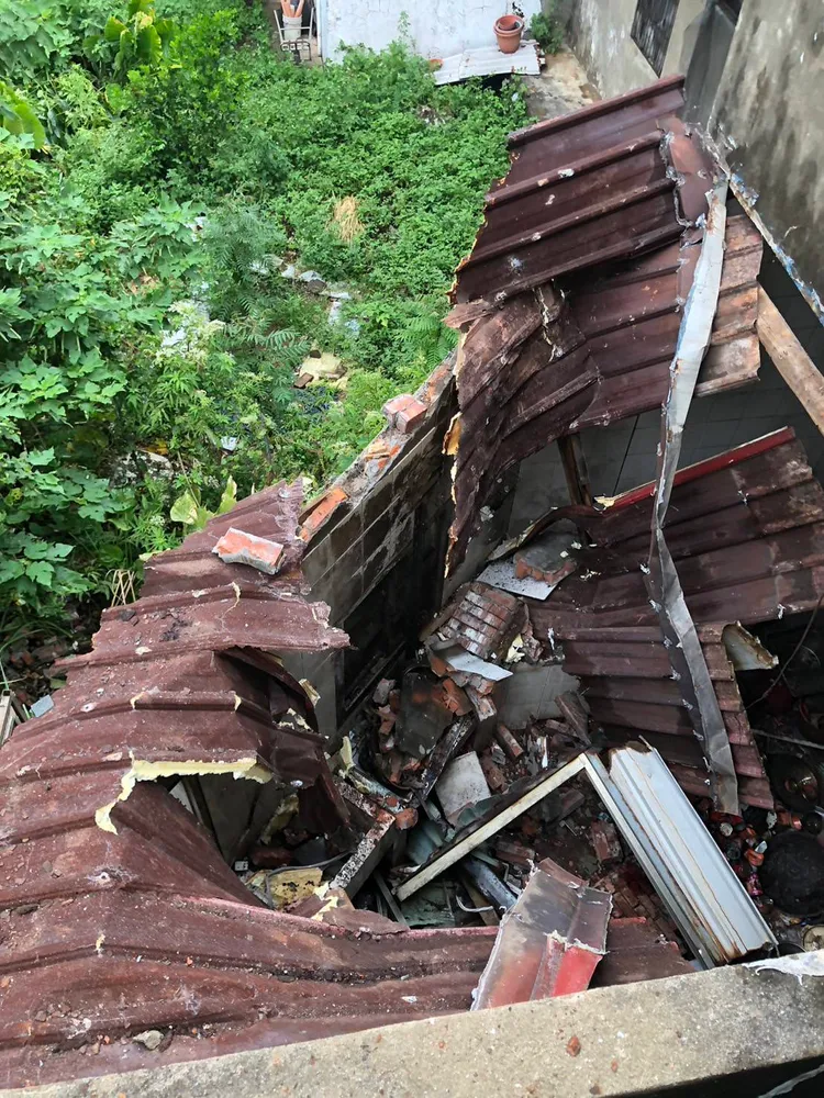 民宅屋頂被吹垮。警方提供