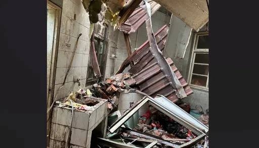 驚悚畫面!新北三芝民宅「狂風吹垮屋頂」 30歲屋主遭砸傷