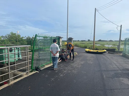 云林10岁男童与弟「打水漂」落水! 今晨寻获成冰冷遗体 父抱尸身情绪崩溃