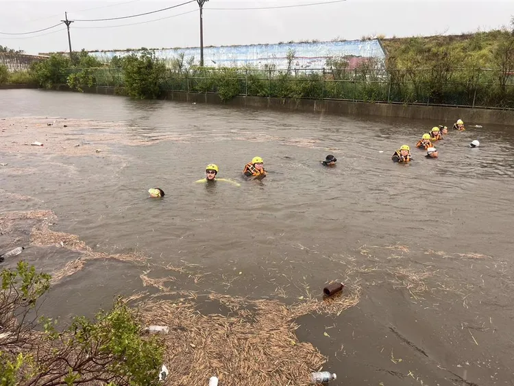 男童昨天與家人出門失足落水，消防隊員、水上救生協會、紅十字會出動地毯式搜索。民眾提供