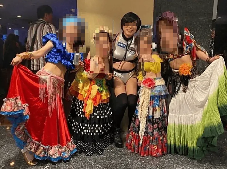 被害人浦仁志（中）工作之餘，喜歡著女裝到紅燈區交際應酬。翻攝浦仁志臉書