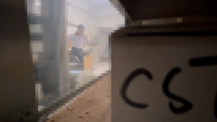 鍾女蒐證拍到陳男多次偷喝其飲料再吐回杯內。讀者提供