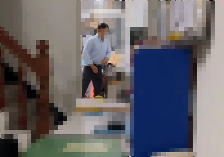 陳男「放鳥」後拉回拉鍊。讀者提供