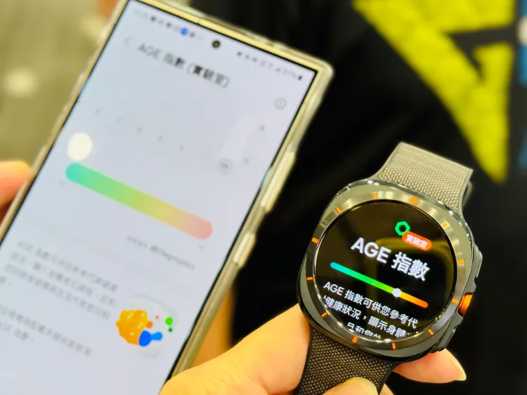 Galaxy Watch Ultra與Watch 7皆加入「糖化終產物（AGEs）」指數偵測功能，會將偵測到的數值顯示在裝置之中。記者趙筱文 攝影。