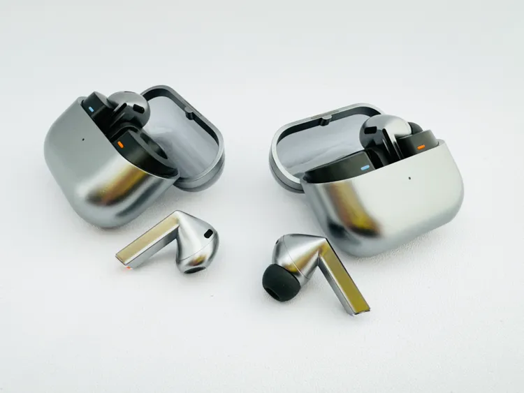 Galaxy Bud3與Galaxy Buds3 Pro採用不同的設計。記者趙筱文 攝影。