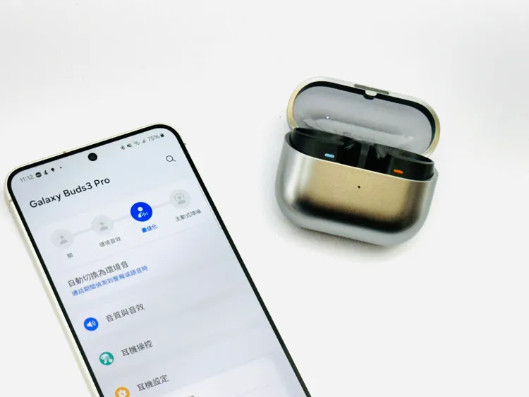 Galaxy Bud3 Pro會分析環境音，主動調整抗噪與環境音效果。記者趙筱文 攝影。