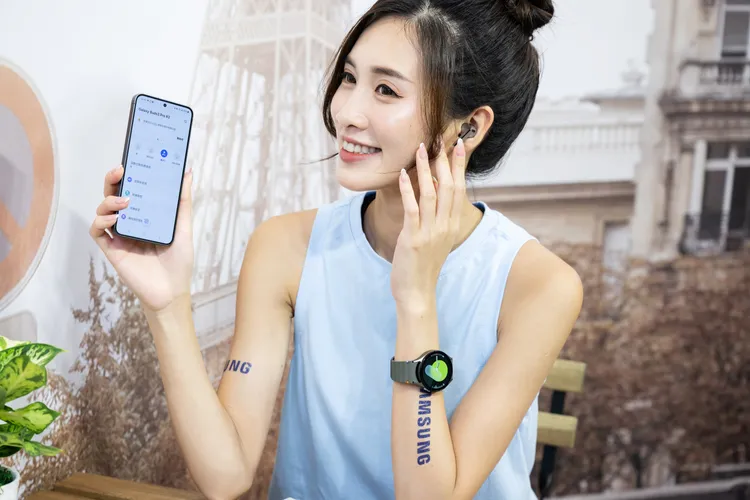 Galaxy Bud3與Galaxy Buds3 Pro皆支援即時翻譯的聆聽模式。三星提供。