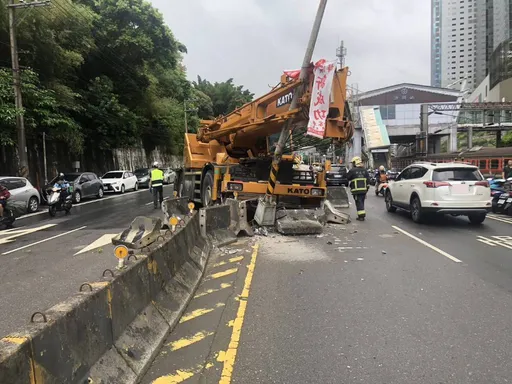 汐止大吊車自撞卡分隔島　影片曝光！衝撞竟是為了救人