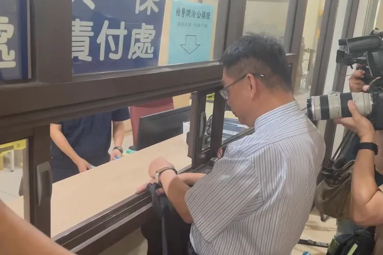 鄭文燦的律師前往辦保。張沛森攝