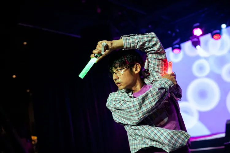 林鶴軒《正港分局》詮釋說話結巴、熱愛地下偶像的法醫。Netflix提供