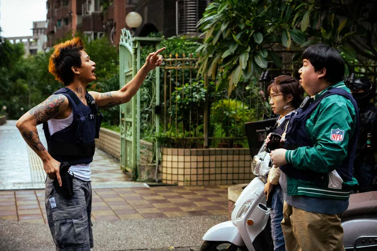 黃奇斌（左起）、Lulu黃路梓茵、陳彥佐一同荒唐辦案。Netflix提供