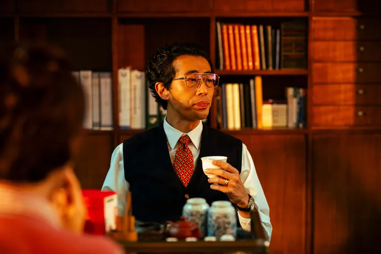 馬念先《正港分局》詮釋愛泡茶的新任分局長。Netflix提供